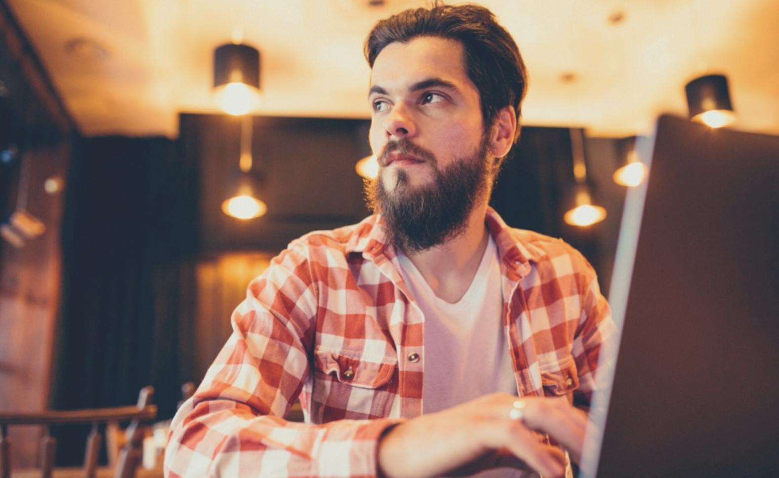 Sosyal casino oyunu geliştirme süreci ve kod editörü ekranı